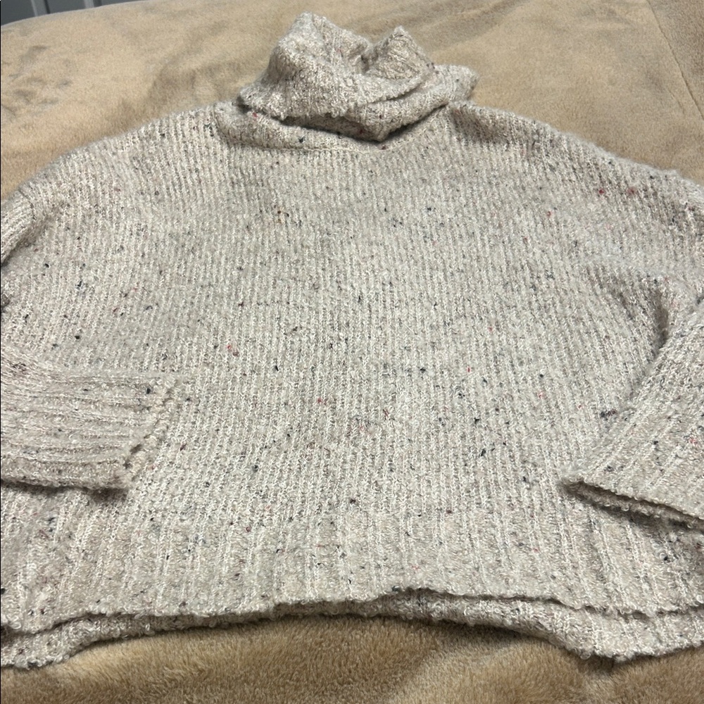 Romeo & Juliet Couture Cream Turtleneck Sweater💥